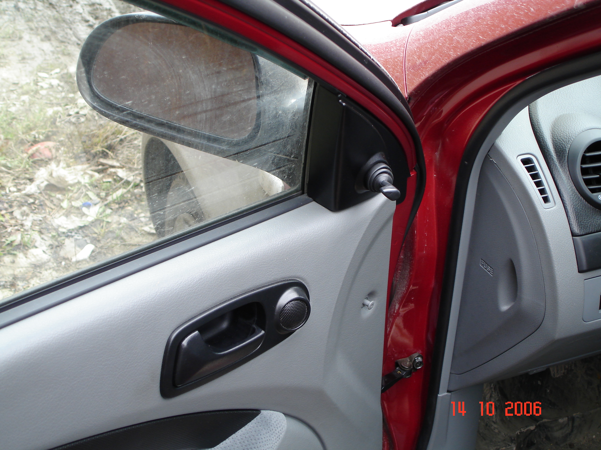 Как правильно снять обшивку на передней двери Chevrolet Lanos